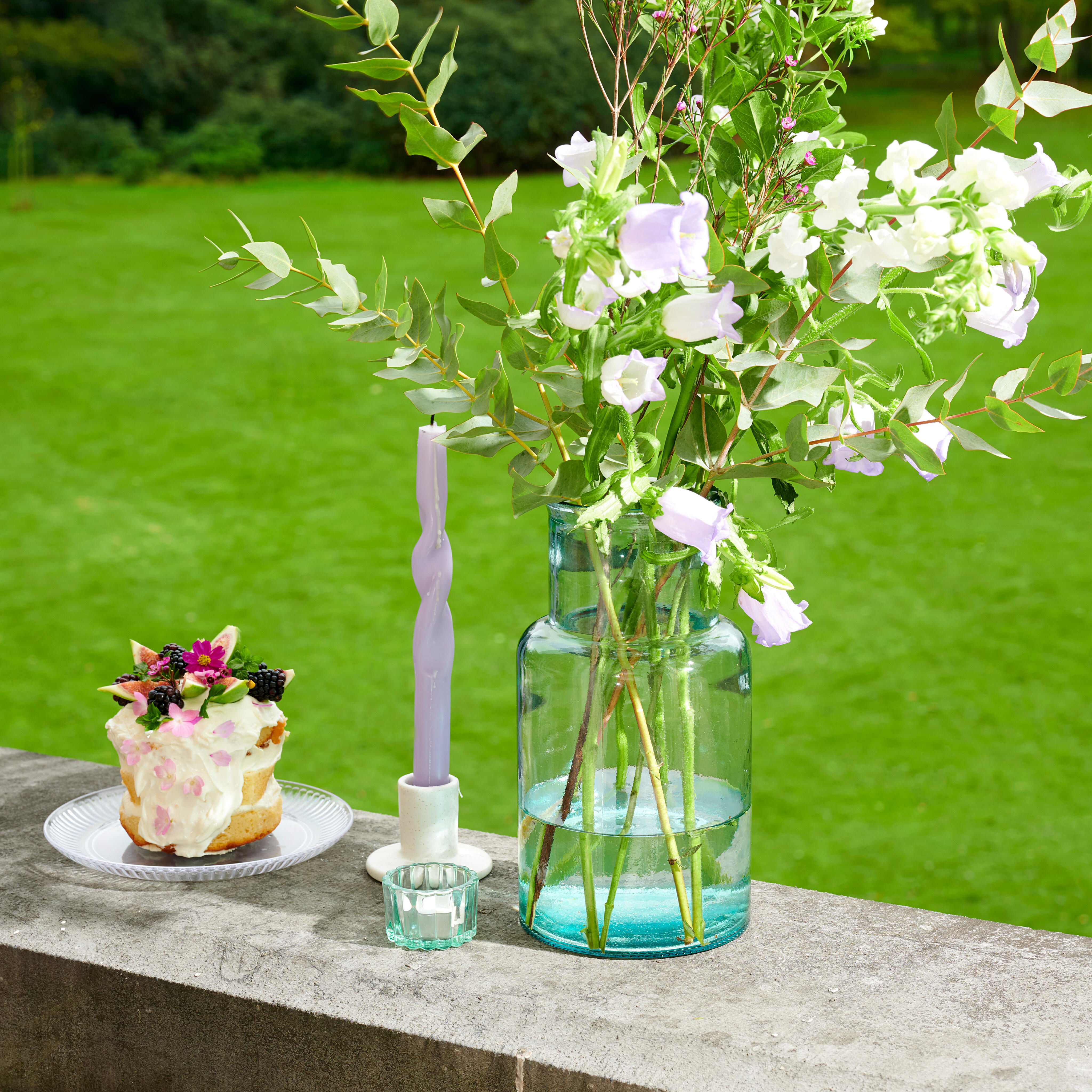Vase boule en verre, billes d'eau, Leds roses et marguerites.